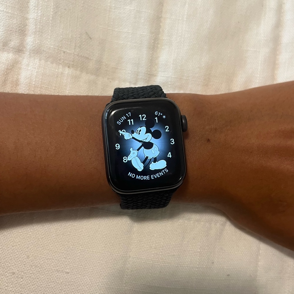 Apple Watch SE Space Grey Aluminum with Braided Solo Loop